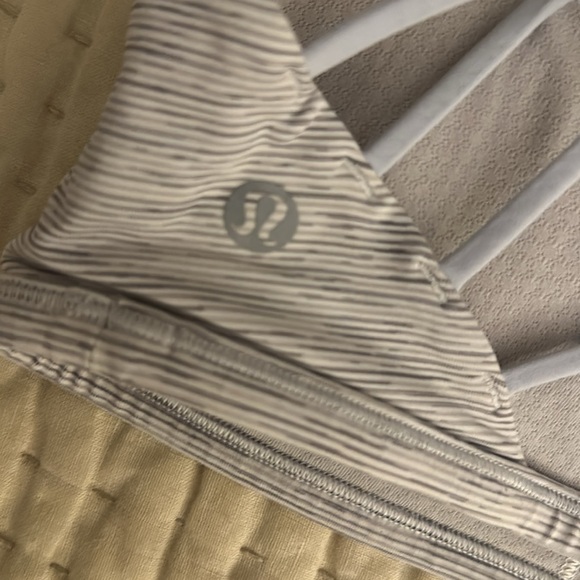 Lululemon sports bra size 6 - Picture 3 of 3